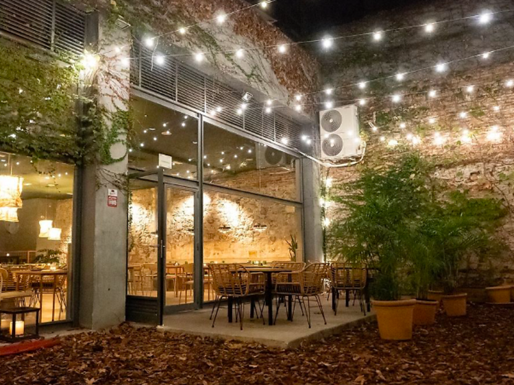 Aquest nou restaurant al cor de Barcelona amaga una font de cervesa al seu jardí secret