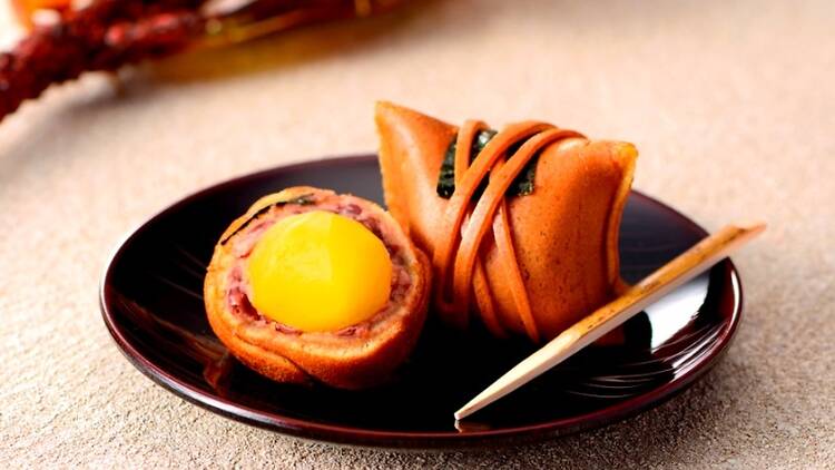 Try the famous komokaburi by family-run wagashi store Itaya Honten