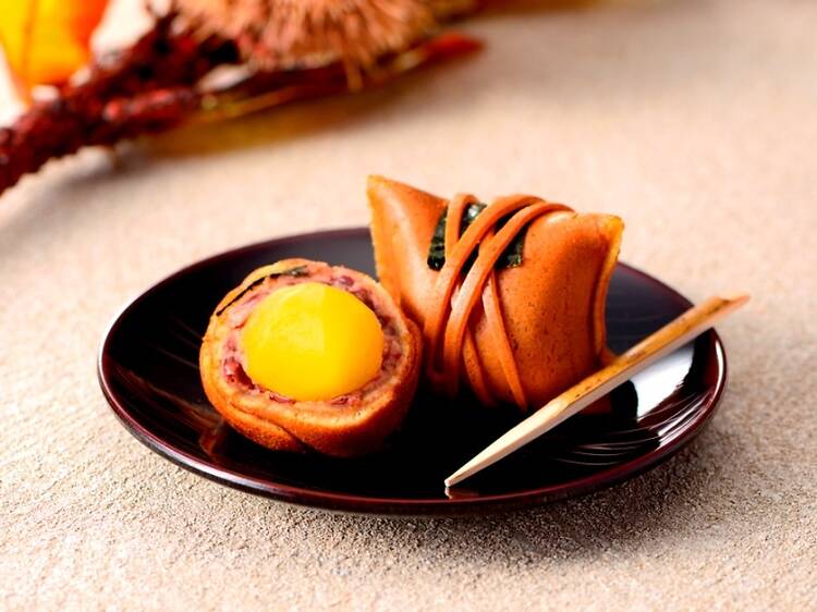 Try the famous komokaburi by family-run wagashi store Itaya Honten