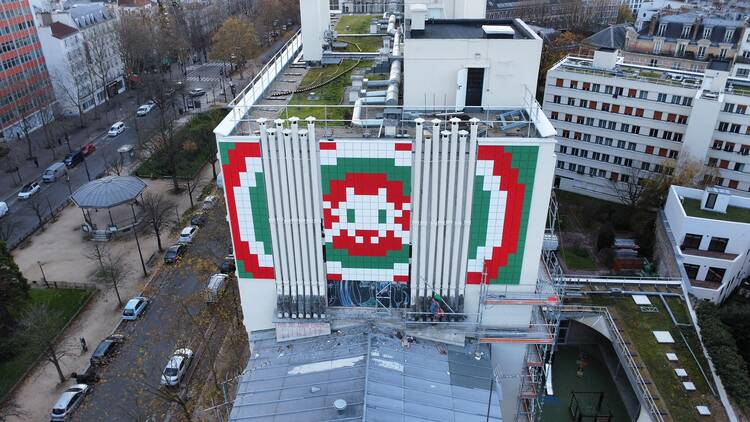 Guinness Book : le plus grand Invader du monde vient d’apparaître sur un bâtiment de Paris