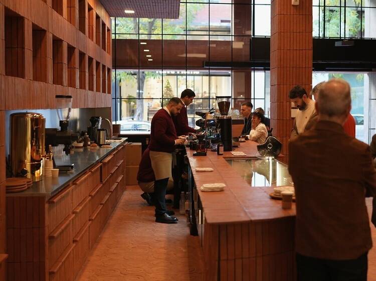 Abre en Madrid la primera cafetería de Zara: arquitectura neomudéjar y café de especialidad