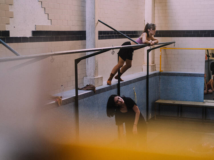 Mergulhar na arte. Numa antiga piscina do Porto vive um palco cheio de dança