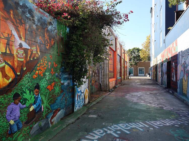 Here’s how to tour the murals that fill the Mission with color