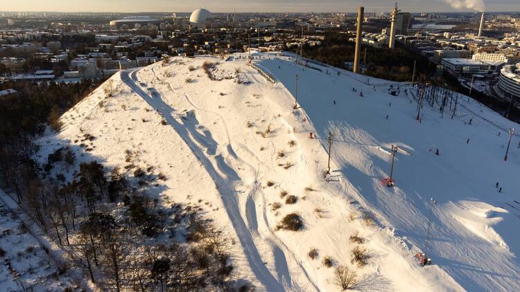 Go skiing in the city at Hammarbybacken