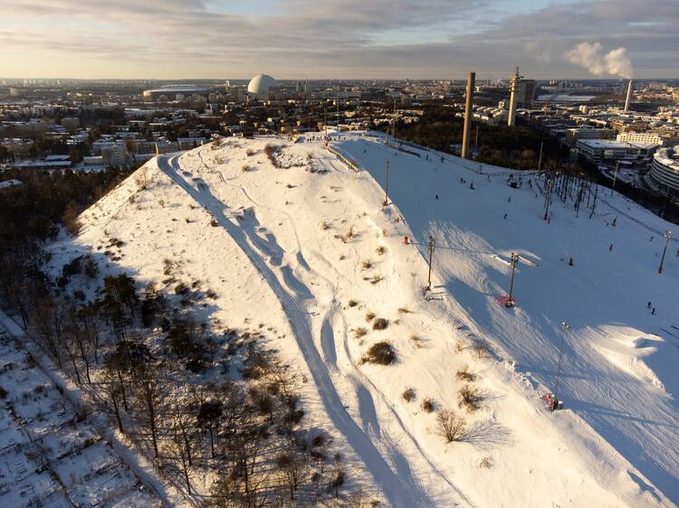 Go skiing in the city at Hammarbybacken