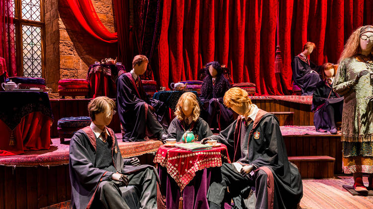 Harry Potter Studio Tour Harry, Ron and Hermoine in the Common Room