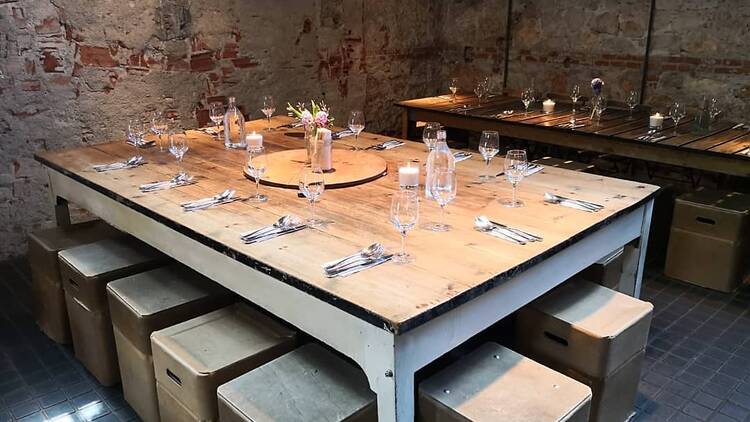 Mesa preparada en La Cantina del Matadero