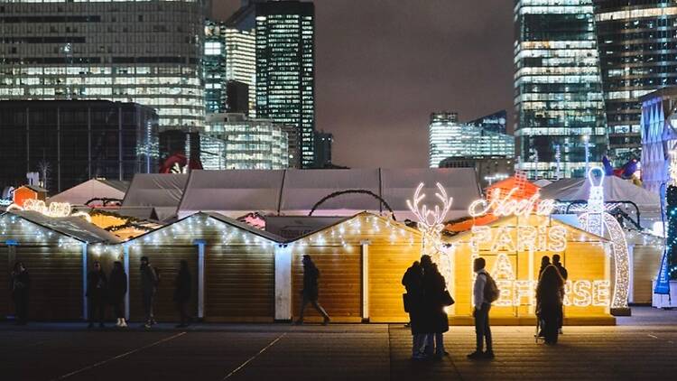 La patinoire du marché de Noël de la Défense