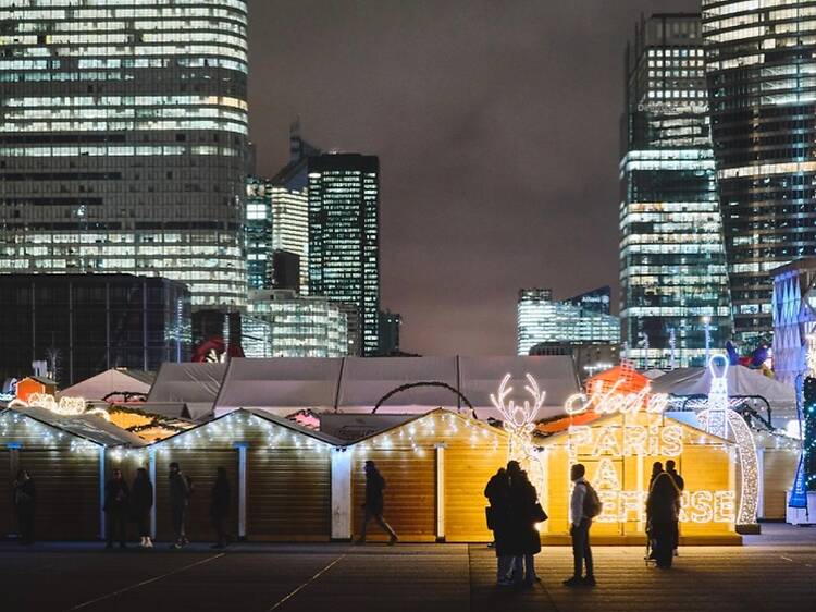 La patinoire du marché de Noël de la Défense