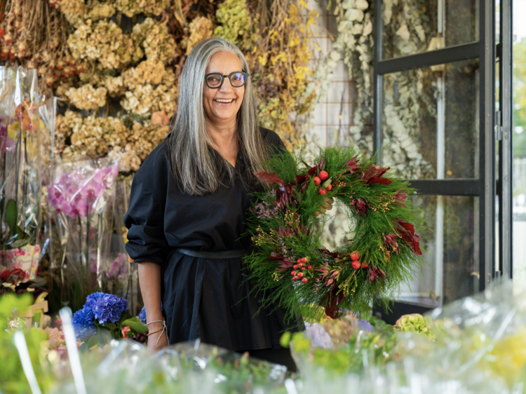 Aprender a fazer coroas de Natal com quem sabe da poda: Alcina Flor, do Mercado da Ribeira