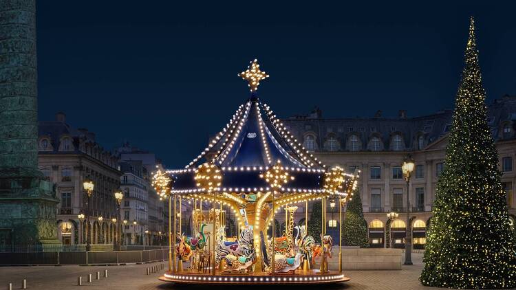 Louis Vuitton installe un carrousel au beau milieu de la Place Vendôme