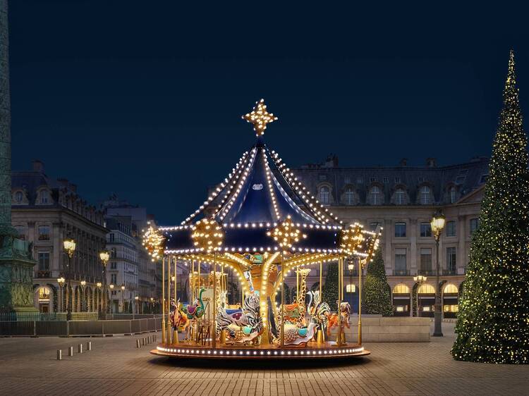 Louis Vuitton installe un carrousel au beau milieu de la Place Vendôme