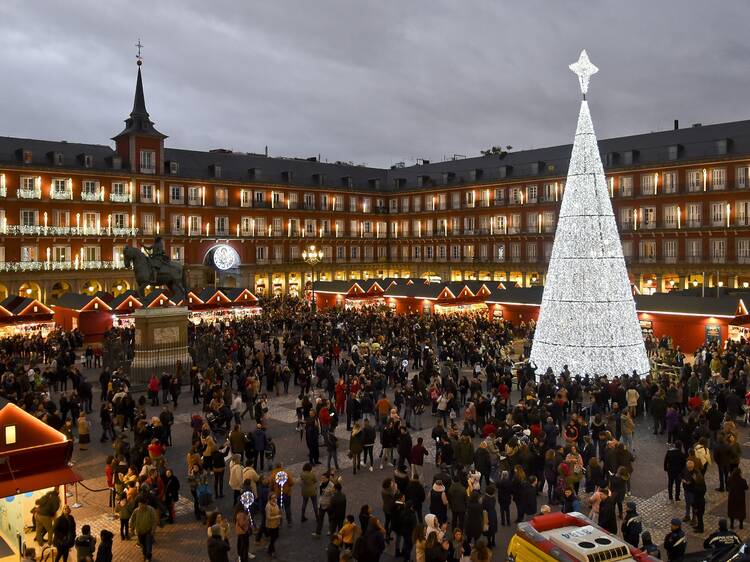 Sabemos cuándo vuelven los puestos de Navidad a la Plaza Mayor, el mercadillo más grande de Madrid: figuras para el Belén, árboles y luces decorativas en pleno centro