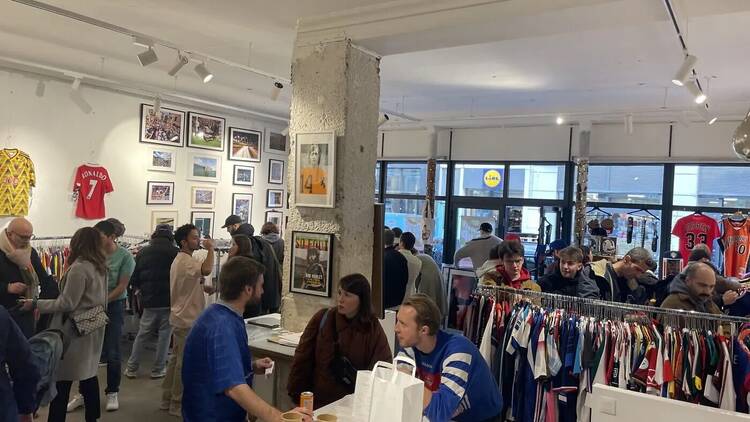 Avant Noël, faites vos emplettes dans ce super pop-up dédié aux fringues de sport (neuves et vintage)