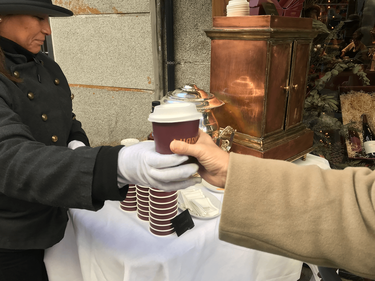 Vuelve por Navidad a la Puerta del Sol el consomé más famoso e histórico de Madrid en versión take away