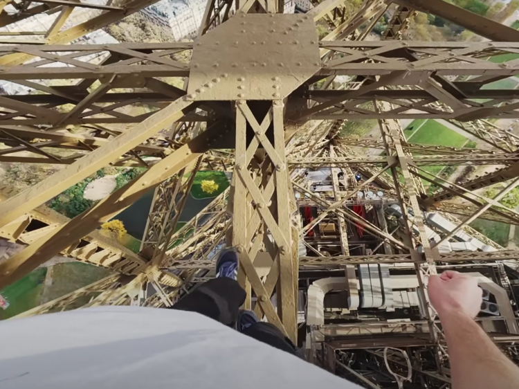 Un spécialiste de Parkour réalise un salto sur la structure métallique du deuxième étage de la tour Eiffel (à 130 mètres de hauteur)