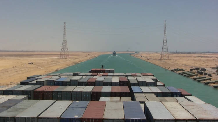 Porta-contentores no Canal do Suez, still de 'Logistics'