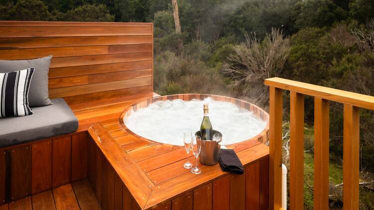 A lodge with hot tub and Champagne