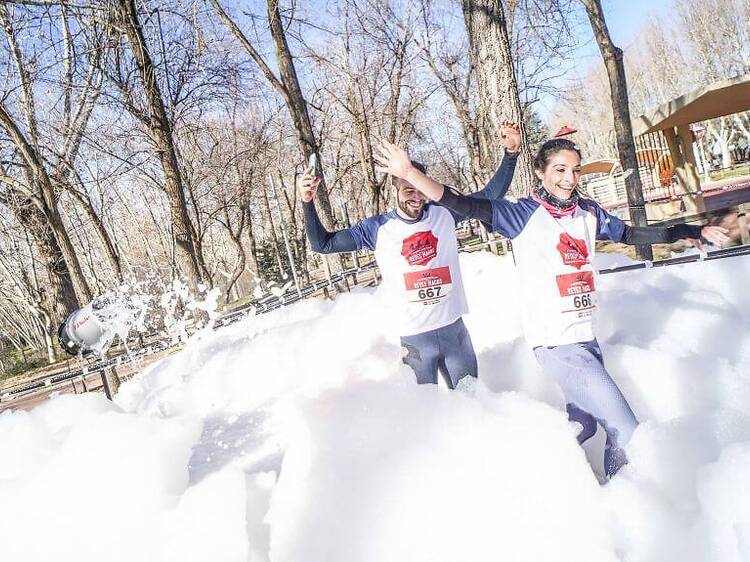 Atravesar una nevada, subir obstáculos... la divertida carrera de Madrid para empezar el año en familia