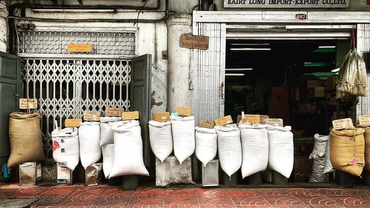 Weave through Rong Khom Lane