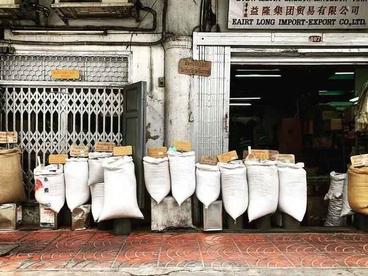 Weave through Rong Khom Lane