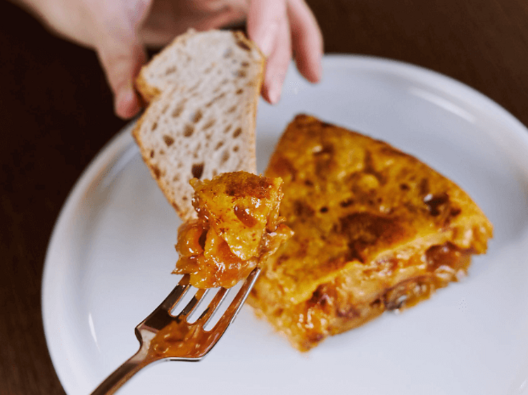 Madrid estrena nueva barra de pinchos (con una famosísima tortilla de patata) para ir de tapas o comer rico por el centro