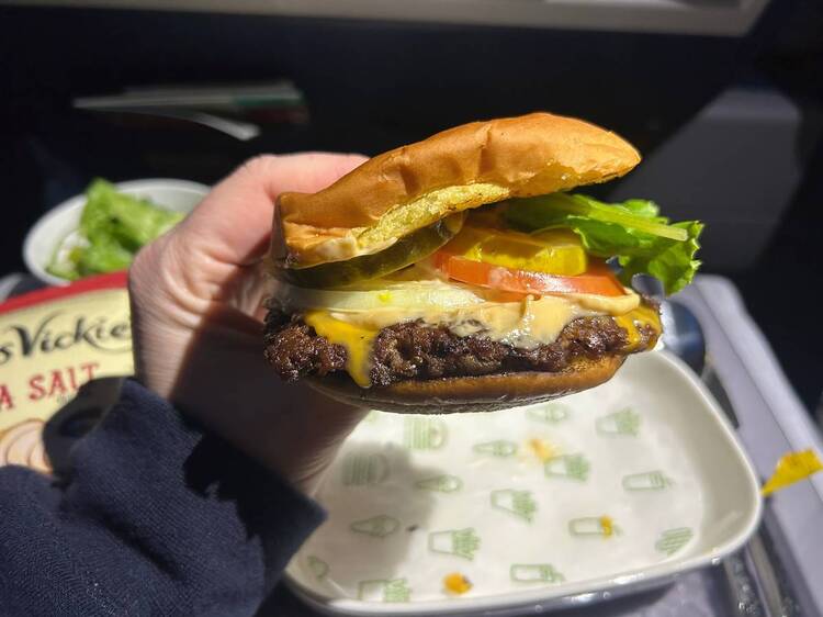 I ate a Shake Shack burger on my latest Delta flight—here’s how it stacks up as airplane food