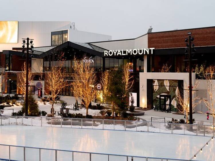 Royalmount has opened a new skating rink with DJ’s and it’s free all day