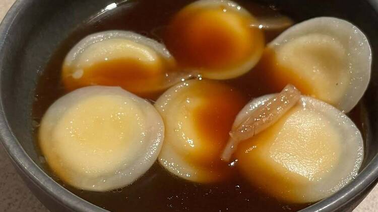 Sopa de ceba i botons de comté de Glug