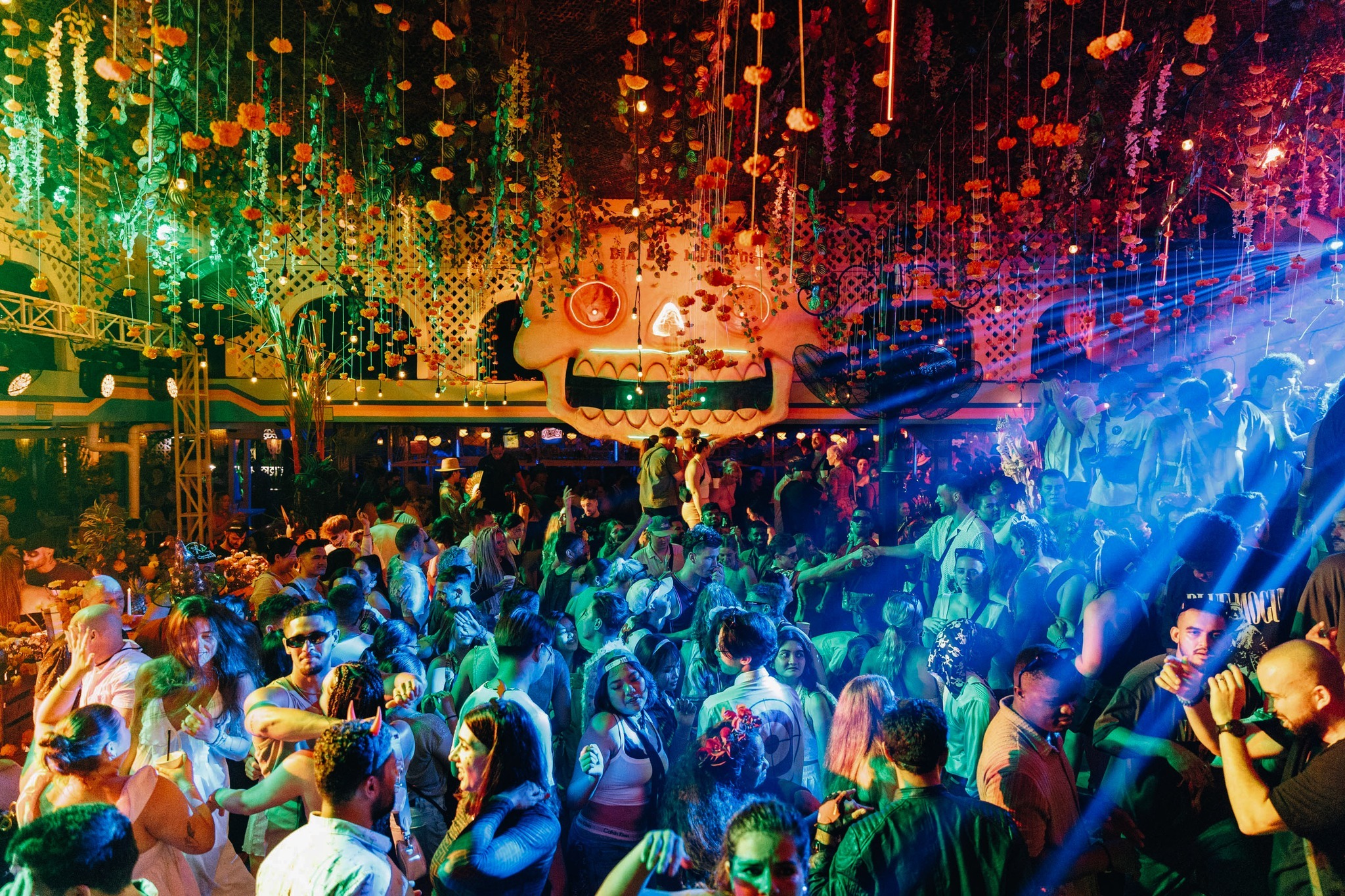 Kehidupan malam Jalan Legian Kuta Bali