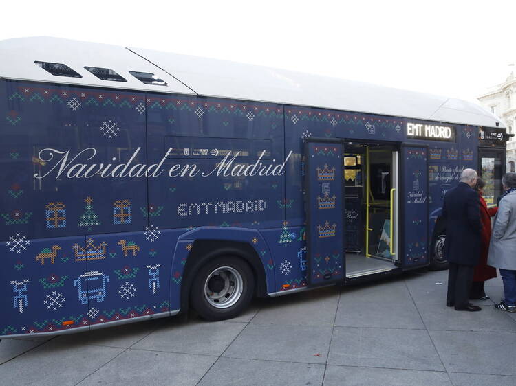 Este autobús navideño esconde un buzón donde dejar las cartas a los Reyes Magos