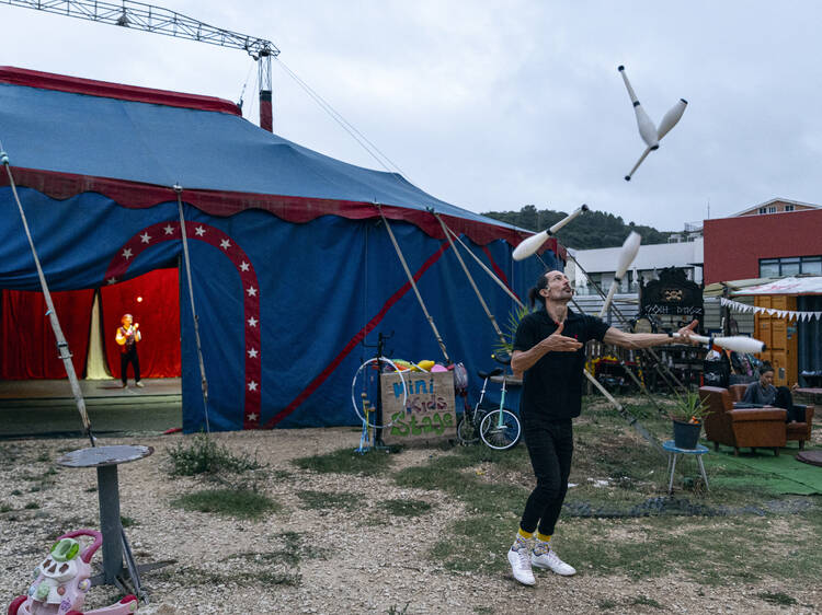 Em Odivelas, o circo não é uma coisa de Natal. É a “anti-catedral da cultura”