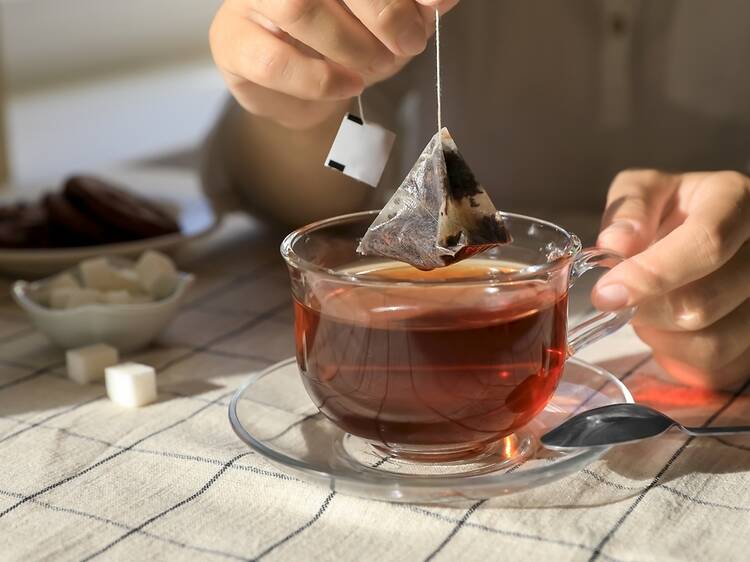 Las bolsitas de té contienen millones de microplásticos peligrosos para la salud, según un estudio de la UAB