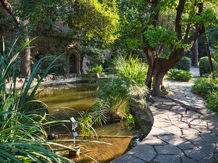 Este es el bar secreto que ha abierto en los jardines de un edificio histórico de Barcelona