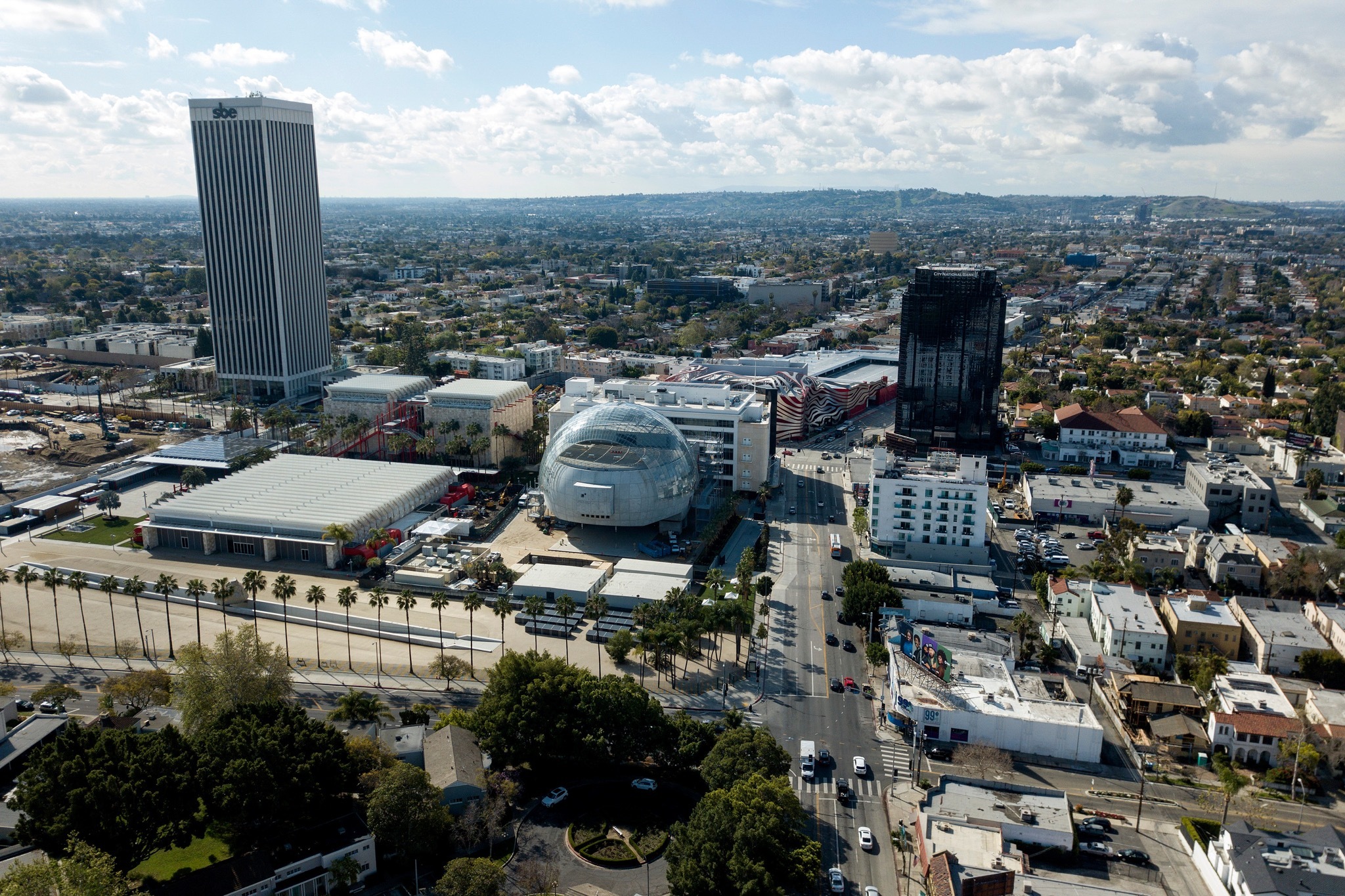 Los Angeles Prepares For Unprecedented Winds With Dire Consequences