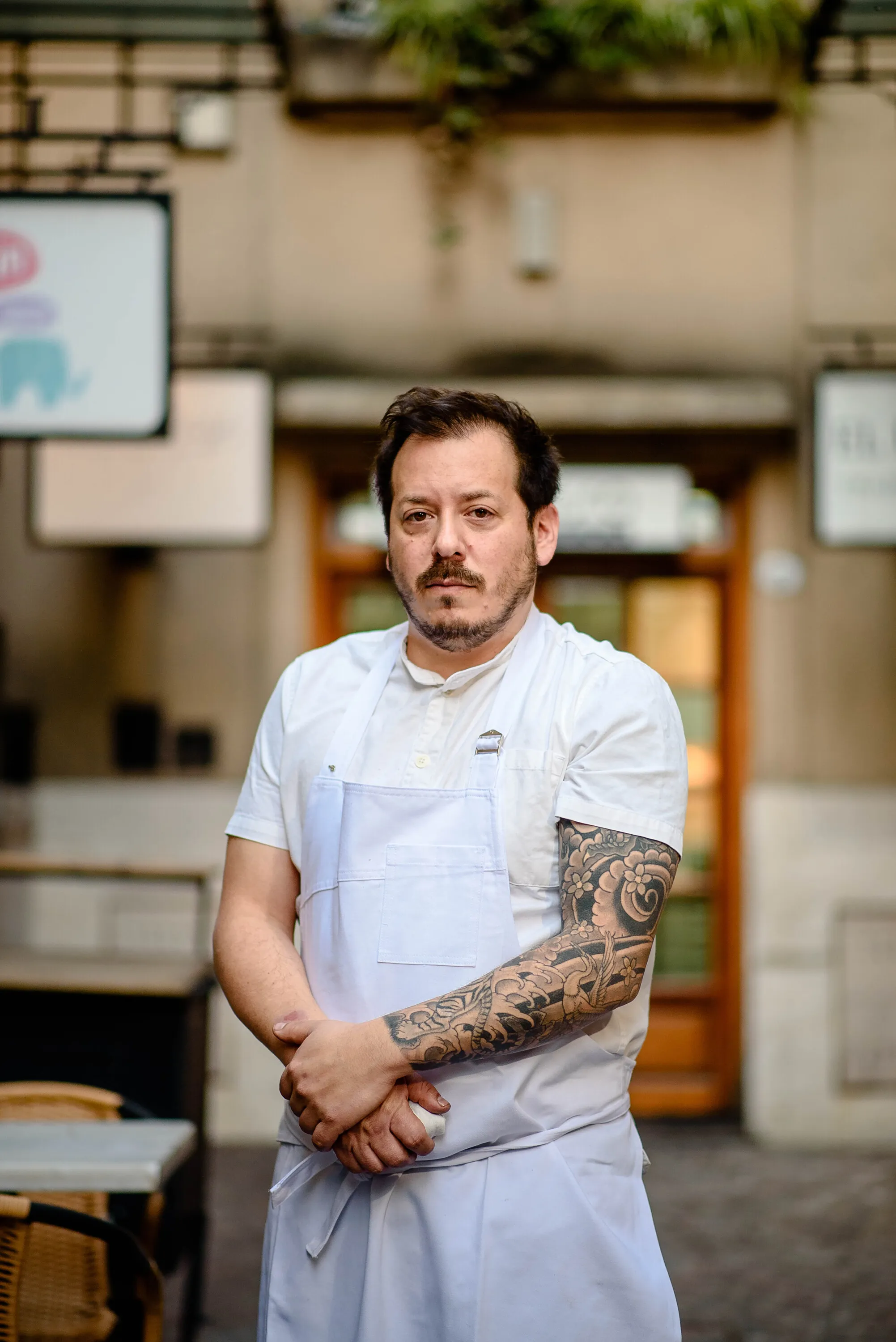 Gonzalo Aramburu frente a su restaurante en Recoleta