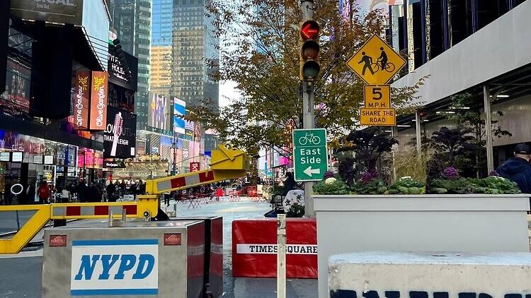 NYPD blockade closes traffic to Times Square