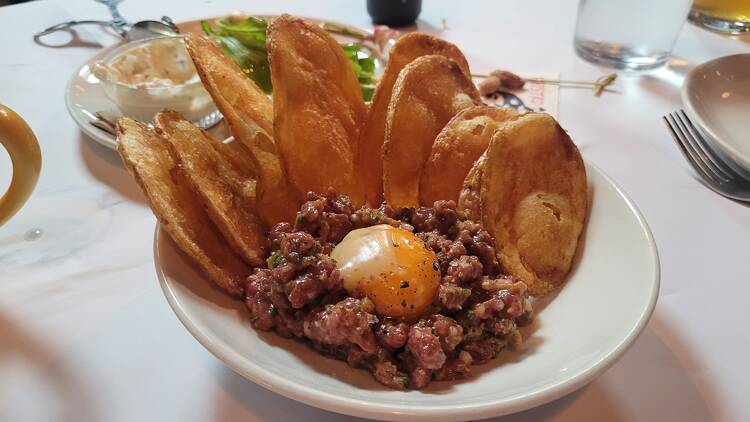 Steak tartare with chips