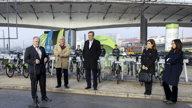 Estação Gira, junto à rotunda de Algés 