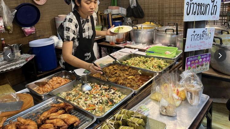 Munch on khao gaeng at Muslim Food