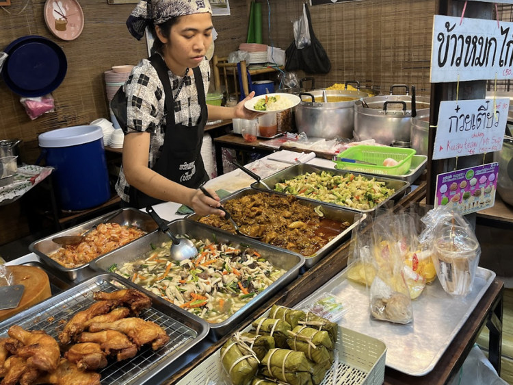 Munch on khao gaeng at Muslim Food