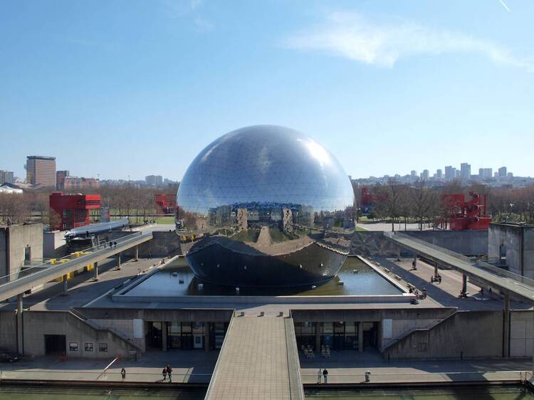 Après six ans de travaux, le plus grand écran de Paris revient vous en mettre plein les yeux