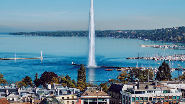 Take a selfie at the Jet d’eau