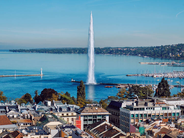 Take a selfie at the Jet d’eau