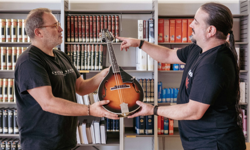 Nesta biblioteca de Almada, emprestam-se livros e guitarras