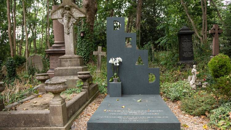 Meet famous dead Londoners, £7