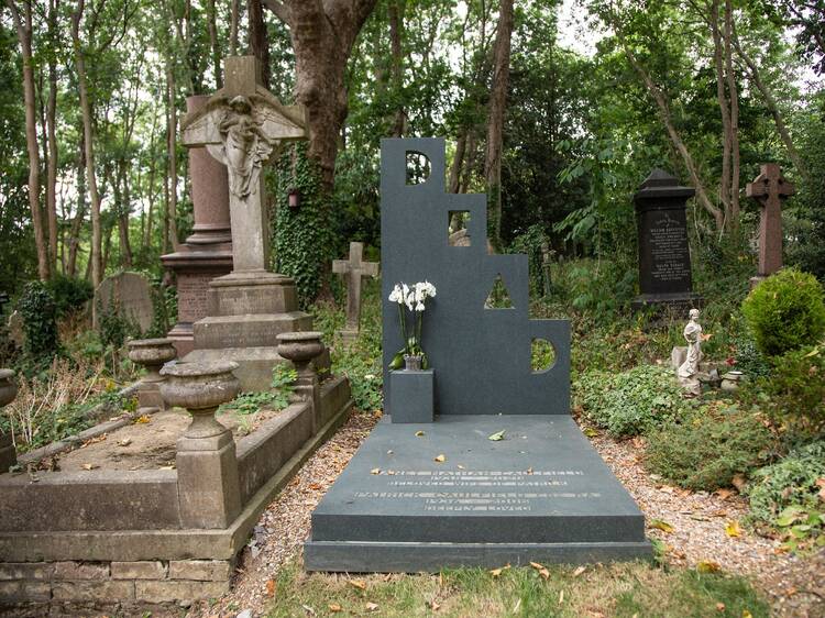 Meet famous dead Londoners, £7