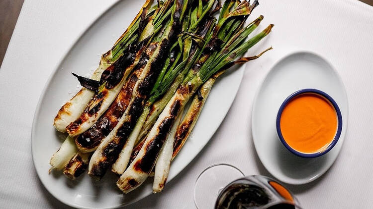 Calçots en Madrid: los restaurantes (y una tienda) para disfrutarlos con o sin babero