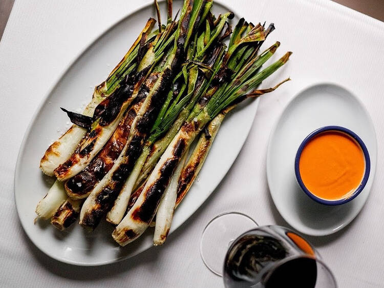 Dónde comer calçots en Madrid: los restaurantes imprescindibles (y una tienda)