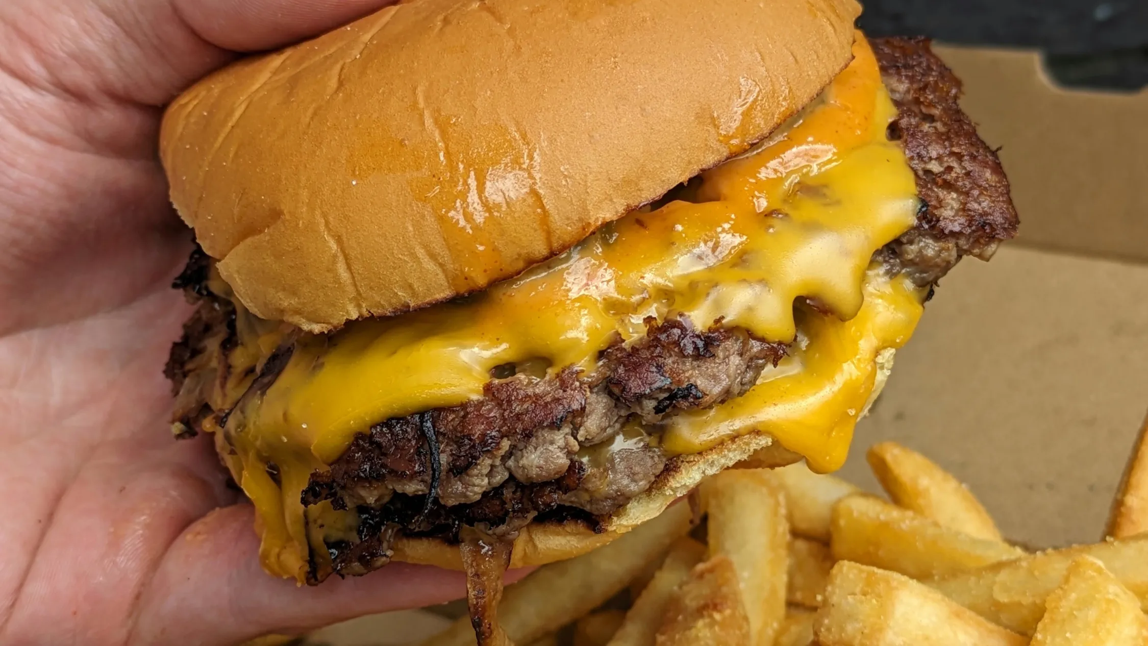 A cheeseburger from Eat at Robs